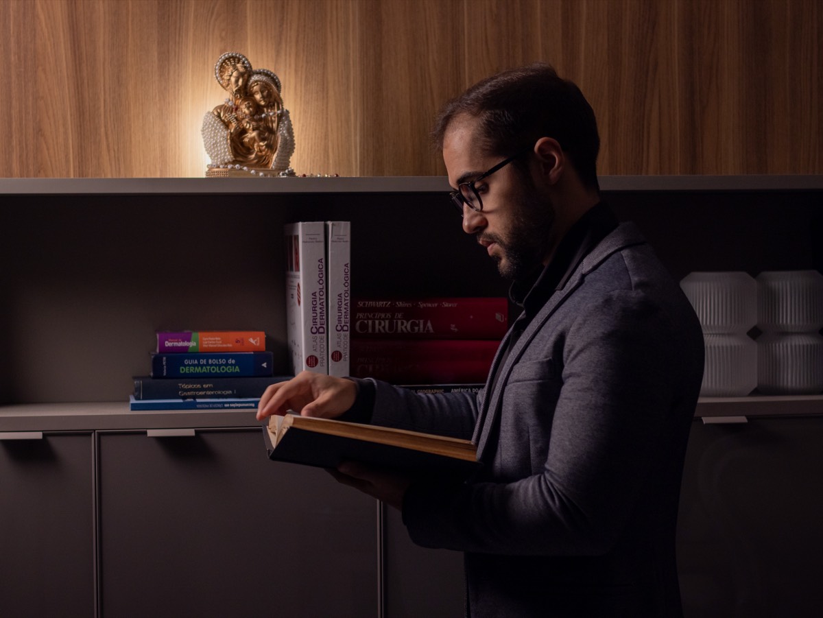 Dr. Gabriel Feitosa consultando um livro
