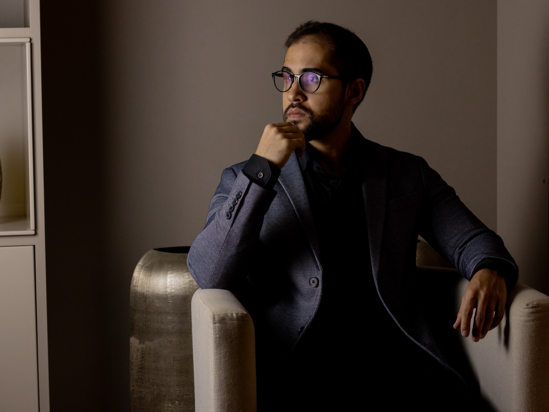 Dr. Gabriel Feitosa sentado, em ambiente de consultório